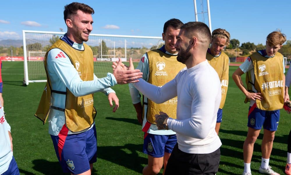 El doble campeón de artes marciales mixtas Ilia Topuria (d) saluda al defensa de la selección nacional de fútbol Aymeric Laporte (i) mientras visita el entrenamiento de la Selección Española de Fútbol en la Ciudad del Fútbol en Las Rozas. EFE/ Ángel Martínez/RFEF SOLO USO EDITORIAL/SOLO DISPONIBLE PARA ILUSTRAR LA NOTICIA QUE ACOMPAÑA (CRÉDITO OBLIGATORIO)