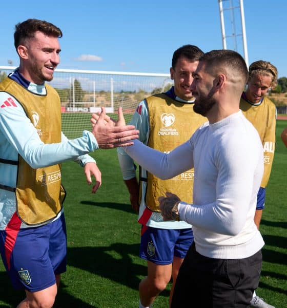 El doble campeón de artes marciales mixtas Ilia Topuria (d) saluda al defensa de la selección nacional de fútbol Aymeric Laporte (i) mientras visita el entrenamiento de la Selección Española de Fútbol en la Ciudad del Fútbol en Las Rozas. EFE/ Ángel Martínez/RFEF SOLO USO EDITORIAL/SOLO DISPONIBLE PARA ILUSTRAR LA NOTICIA QUE ACOMPAÑA (CRÉDITO OBLIGATORIO)