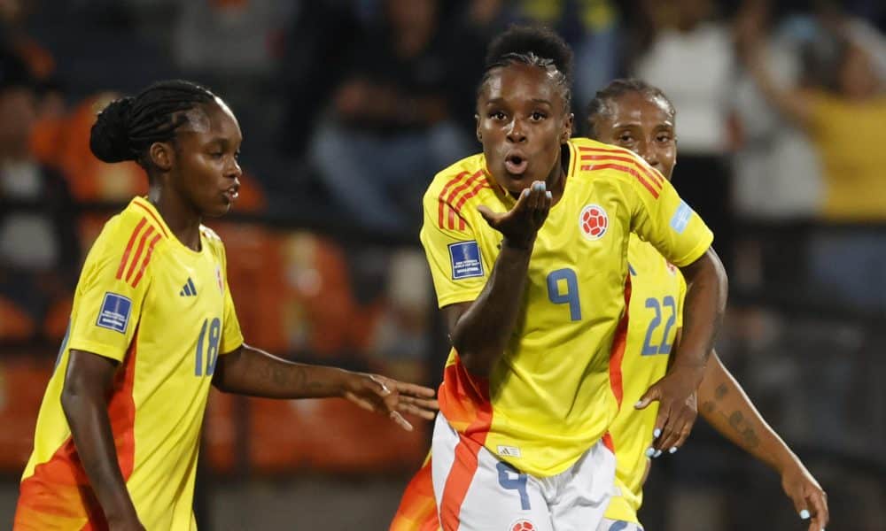 Jugadoras de Colombia celebran un gol en un partido de la Liga de Naciones Femenina entre Colombia y Perú en el Atanasio Girardot, en Medellin (Colombia). EFE/Mauricio Dueñas Castañeda