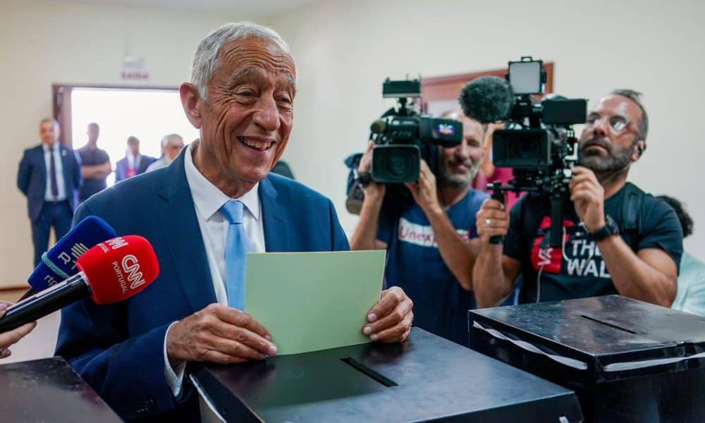 El presidente de Portugal, Marcelo Rebelo de Sousa, deposita su voto en las elecciones municipales en Celorico de Basto, Portugal. EFE/EPA/HUGO DELGADO