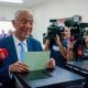 El presidente de Portugal, Marcelo Rebelo de Sousa, deposita su voto en las elecciones municipales en Celorico de Basto, Portugal. EFE/EPA/HUGO DELGADO