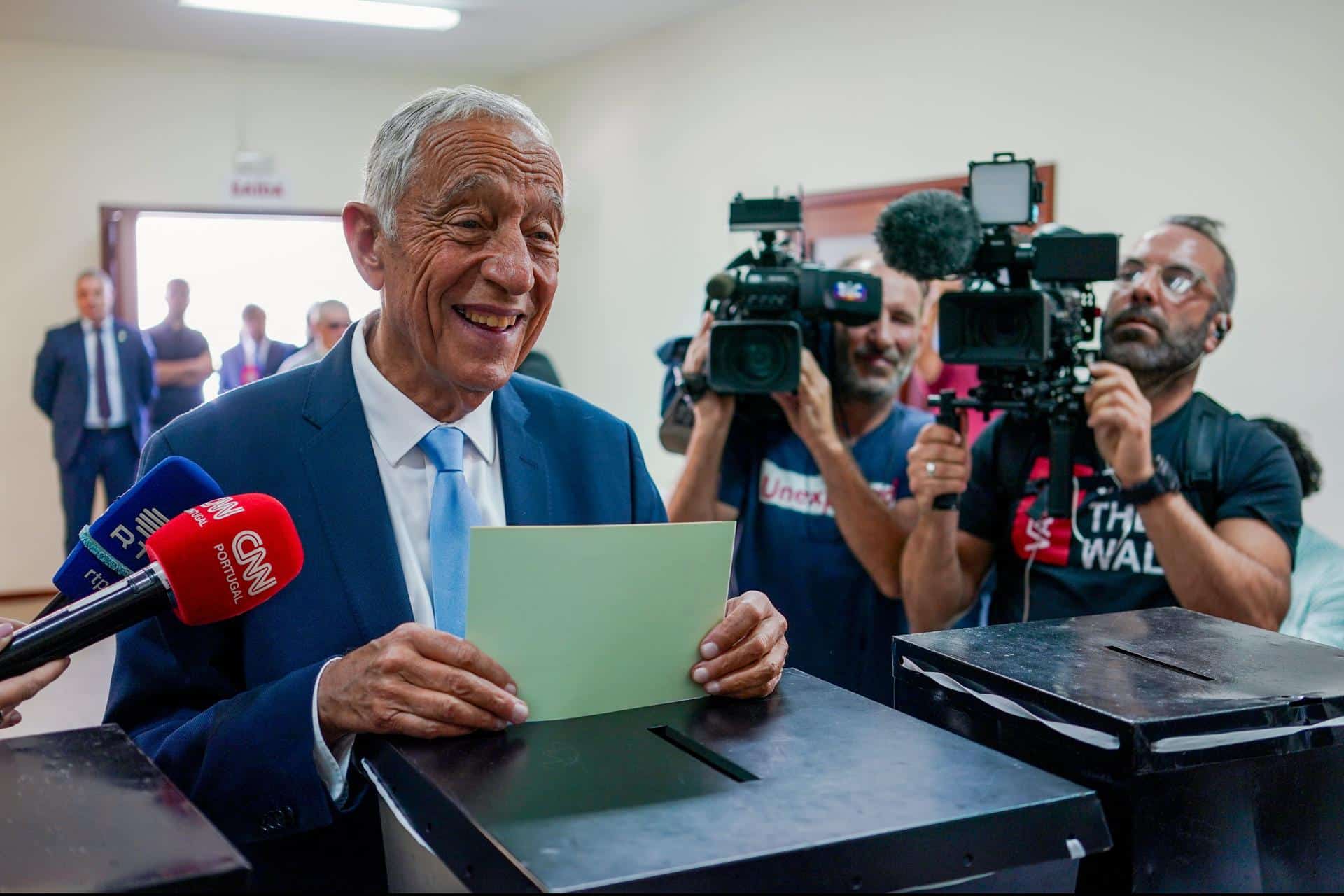 El presidente de Portugal, Marcelo Rebelo de Sousa, deposita su voto en las elecciones municipales en Celorico de Basto, Portugal. EFE/EPA/HUGO DELGADO