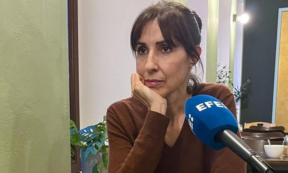 La cineasta española Eva Libertad, que presenta este miércoles en Berlín su primer largometraje, "Sorda", concede una entrevista a EFE en la capital alemana, donde su película fue distinguida en febrero pasado con dos premios en el marco del Festival de Cine Berlinale. EFE/Andrea Gallego