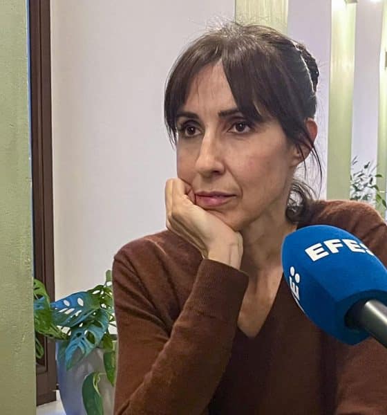 La cineasta española Eva Libertad, que presenta este miércoles en Berlín su primer largometraje, "Sorda", concede una entrevista a EFE en la capital alemana, donde su película fue distinguida en febrero pasado con dos premios en el marco del Festival de Cine Berlinale. EFE/Andrea Gallego