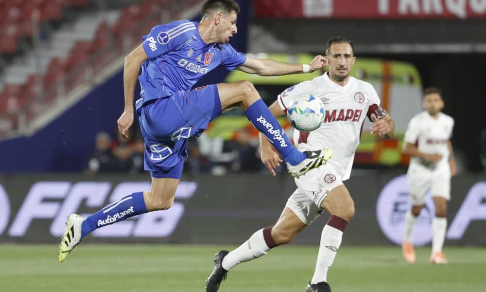 Lucas Di Yorio (i), de Universidad de Chile, disputa un balón con Carlos Izquierdoz, de Lanús, en un partido de la Copa Sudamericana entre Universidad de Chile y Lanús en el estadio Nacional Julio Martínez Prádanos, en Santiago (Chile). EFE/ Elvis González