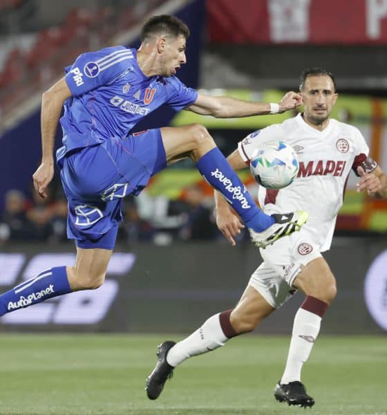 Lucas Di Yorio (i), de Universidad de Chile, disputa un balón con Carlos Izquierdoz, de Lanús, en un partido de la Copa Sudamericana entre Universidad de Chile y Lanús en el estadio Nacional Julio Martínez Prádanos, en Santiago (Chile). EFE/ Elvis González