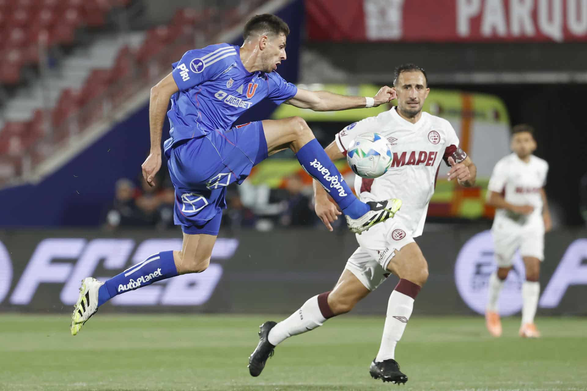 Lucas Di Yorio (i), de Universidad de Chile, disputa un balón con Carlos Izquierdoz, de Lanús, en un partido de la Copa Sudamericana entre Universidad de Chile y Lanús en el estadio Nacional Julio Martínez Prádanos, en Santiago (Chile). EFE/ Elvis González