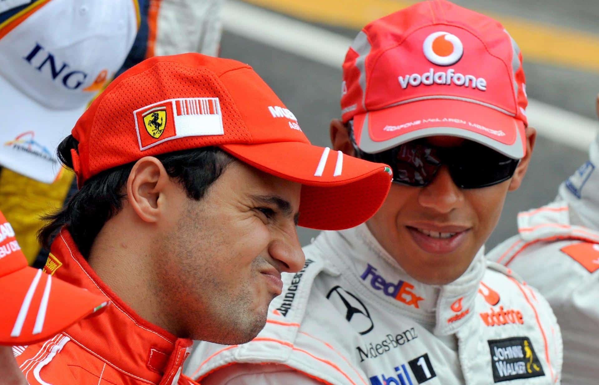 Foto de archivo del 2 de noviembre de 2008, con el británico Lewis Hamilton (d), entonces piloto of McLaren Mercedes, y el brasileño Felipe Massa (i), que pilotaba un Ferrari. EPA/GERO BRELOER