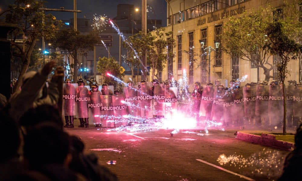 Fotografía del 15 de octubre de 2025 que muestra a policías de Perú que custodian una manifestación en Lima. EFE/ John Reyes Mejía