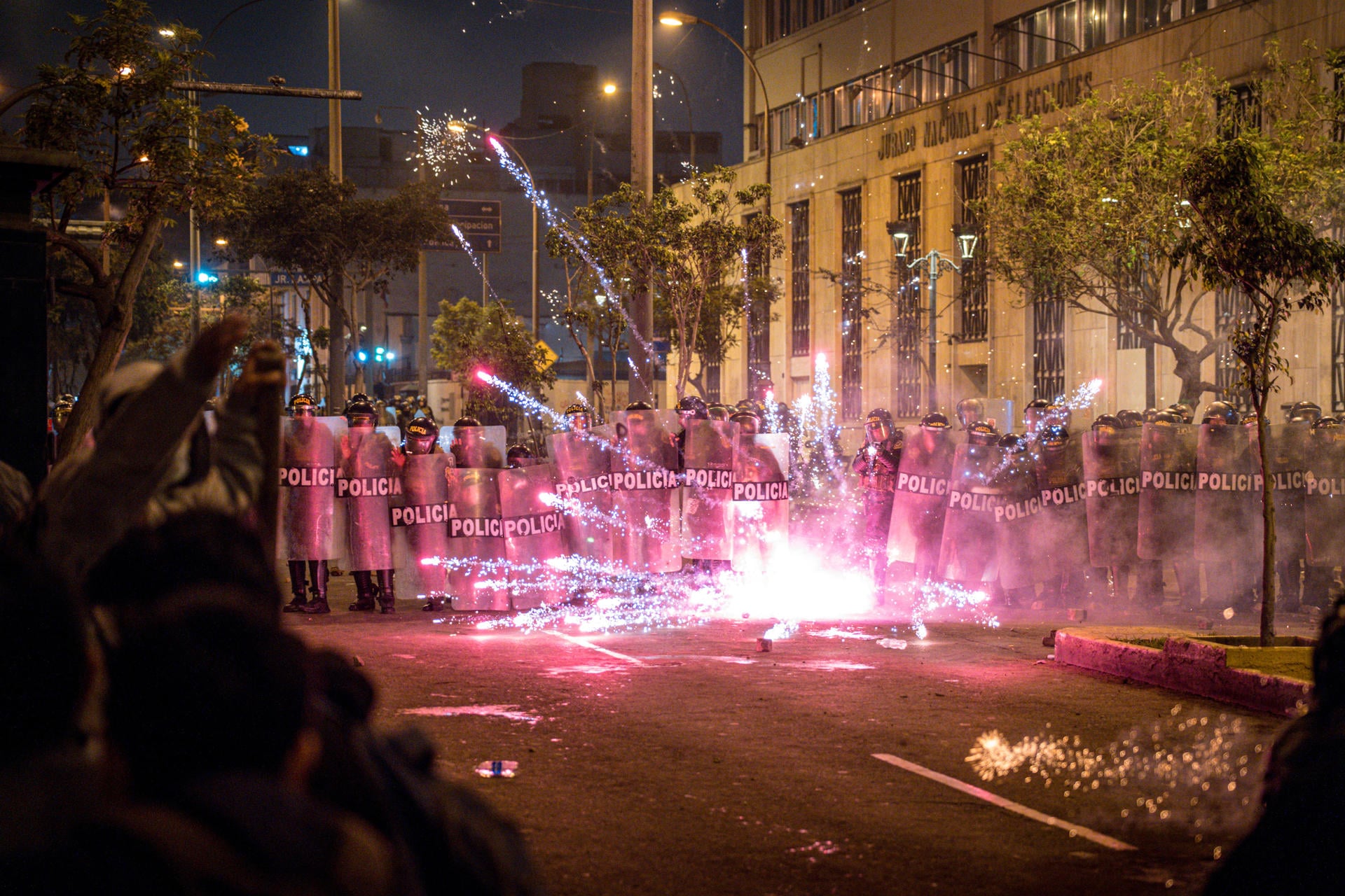 Fotografía del 15 de octubre de 2025 que muestra a policías de Perú que custodian una manifestación en Lima. EFE/ John Reyes Mejía