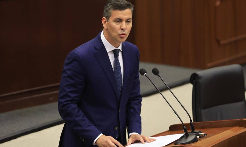 El presidente de Paraguay, Santiago Peña, al intervenir este lunes, 20 de octubre, ante la Asamblea Nacional (Parlamento) de Panamá, en Ciudad de Panamá. EFE/Bienvenido Velasco