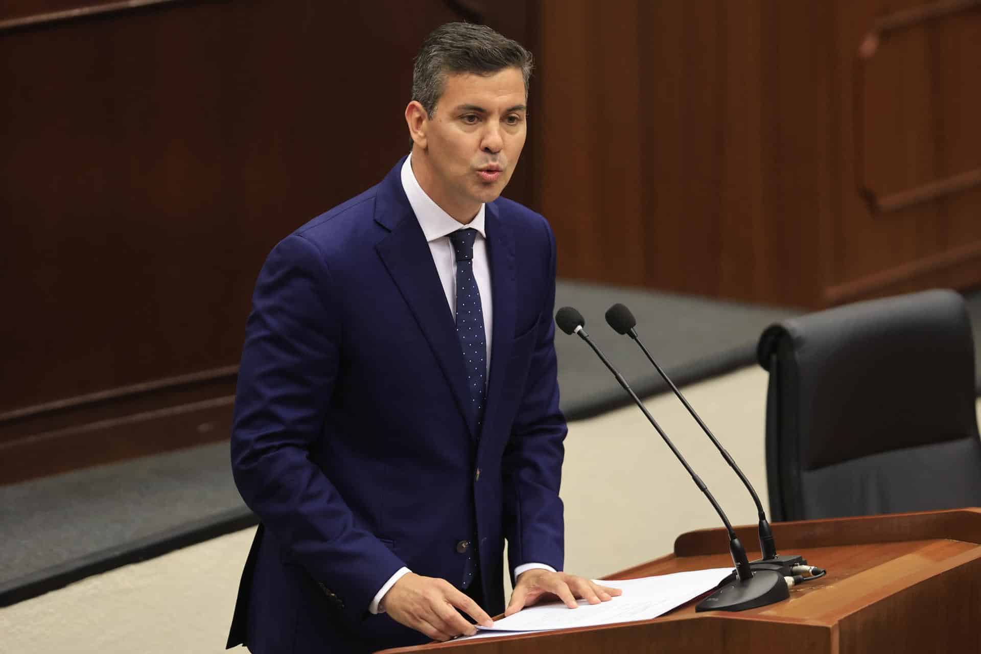 El presidente de Paraguay, Santiago Peña, al intervenir este lunes, 20 de octubre, ante la Asamblea Nacional (Parlamento) de Panamá, en Ciudad de Panamá. EFE/Bienvenido Velasco