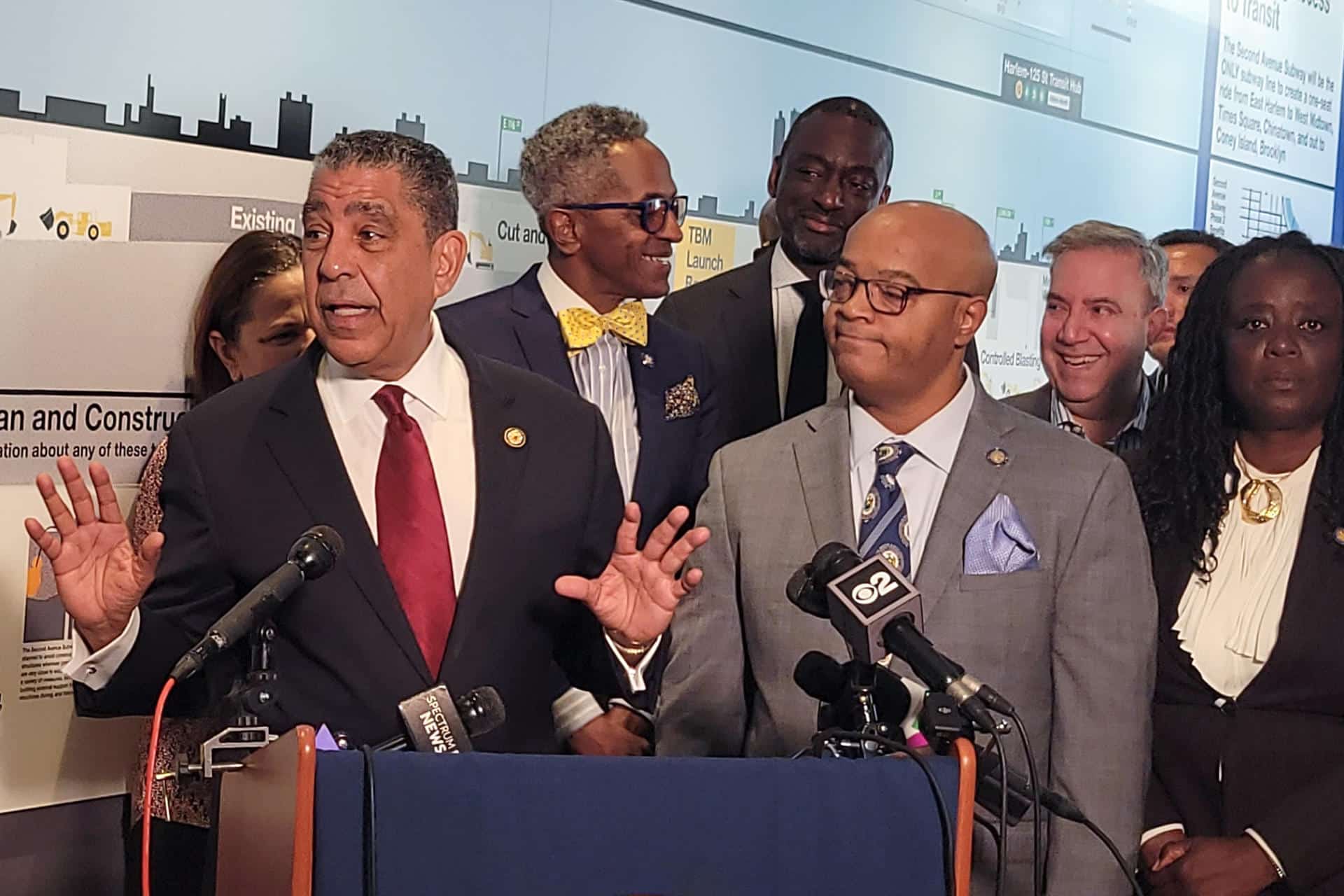 El congresista y presidente del Caucus Hispano en el Congreso, Adriano Espaillat (i), habla junto al asambleísta estatal Eddie Gibbs (c) durante una conferencia de prensa este jueves, en East Harlem, Nueva York (Estados Unidos). EFE/Ruth Hernández