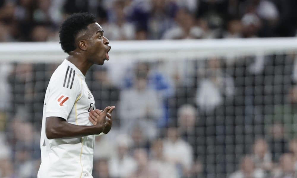 El delantero del Real Madrid Vinicius Jr, reacciona al ser sustituido durante el partido de la décima jornada de LaLiga EA Sports, que Real Madrid y FC Barcelona disputaron en el estadio Santiago Bernabéu. EFE/ Sergio Perez