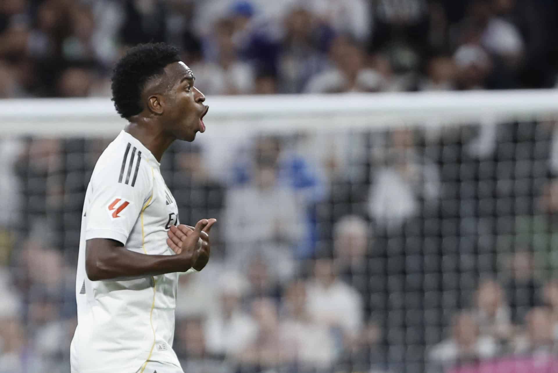 El delantero del Real Madrid Vinicius Jr, reacciona al ser sustituido durante el partido de la décima jornada de LaLiga EA Sports, que Real Madrid y FC Barcelona disputaron en el estadio Santiago Bernabéu. EFE/ Sergio Perez