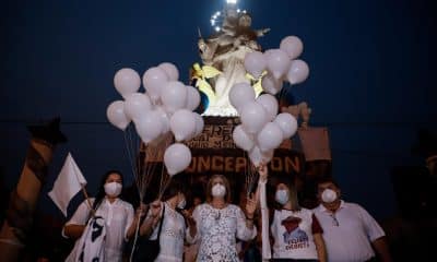 Fotografía de archivo de familiares del exvicepresidente Óscar Denis y Liliana Urbieta (3d), hija de Félix Urbieta, también secuestrado por el EPP, en una movilización, en Concepción (Paraguay). EFE/ Nathalia Aguilar