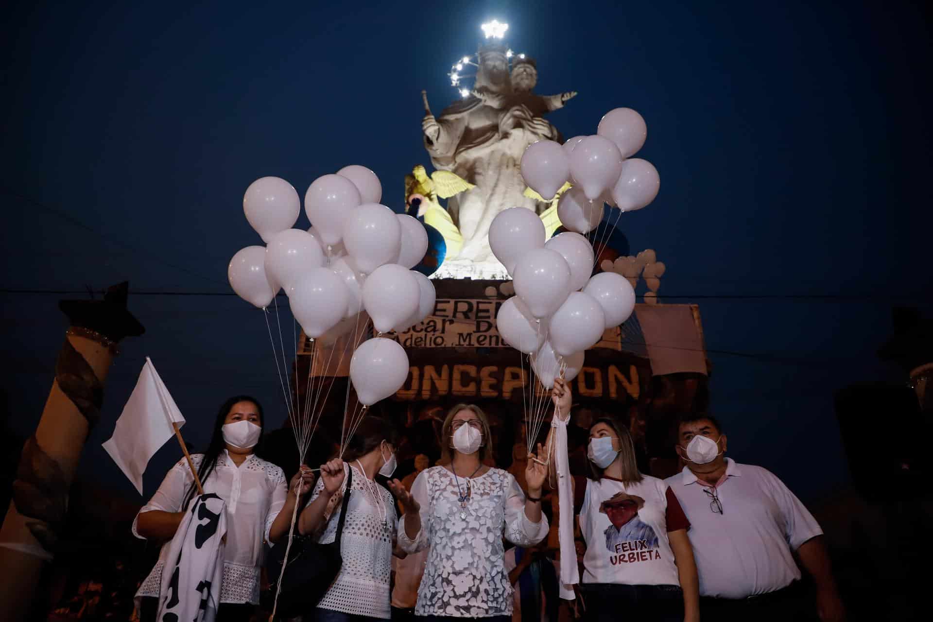Fotografía de archivo de familiares del exvicepresidente Óscar Denis y Liliana Urbieta (3d), hija de Félix Urbieta, también secuestrado por el EPP, en una movilización, en Concepción (Paraguay). EFE/ Nathalia Aguilar