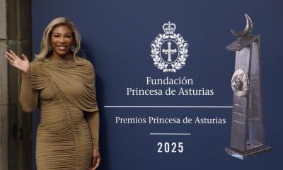 La tenista estadounidense Serena Williams es recibida en Oviedo a la entrada del Hotel de la Reconquista este jueves, el día previo a recoger el Premio Princesa de Asturias de los Deportes 2025. EFE/Paco Paredes