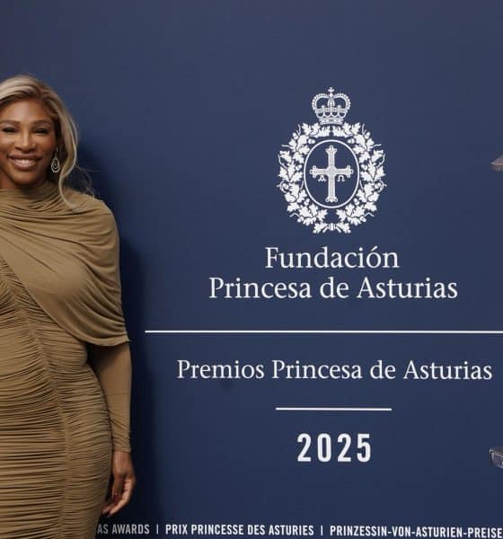La tenista estadounidense Serena Williams es recibida en Oviedo a la entrada del Hotel de la Reconquista este jueves, el día previo a recoger el Premio Princesa de Asturias de los Deportes 2025. EFE/Paco Paredes
