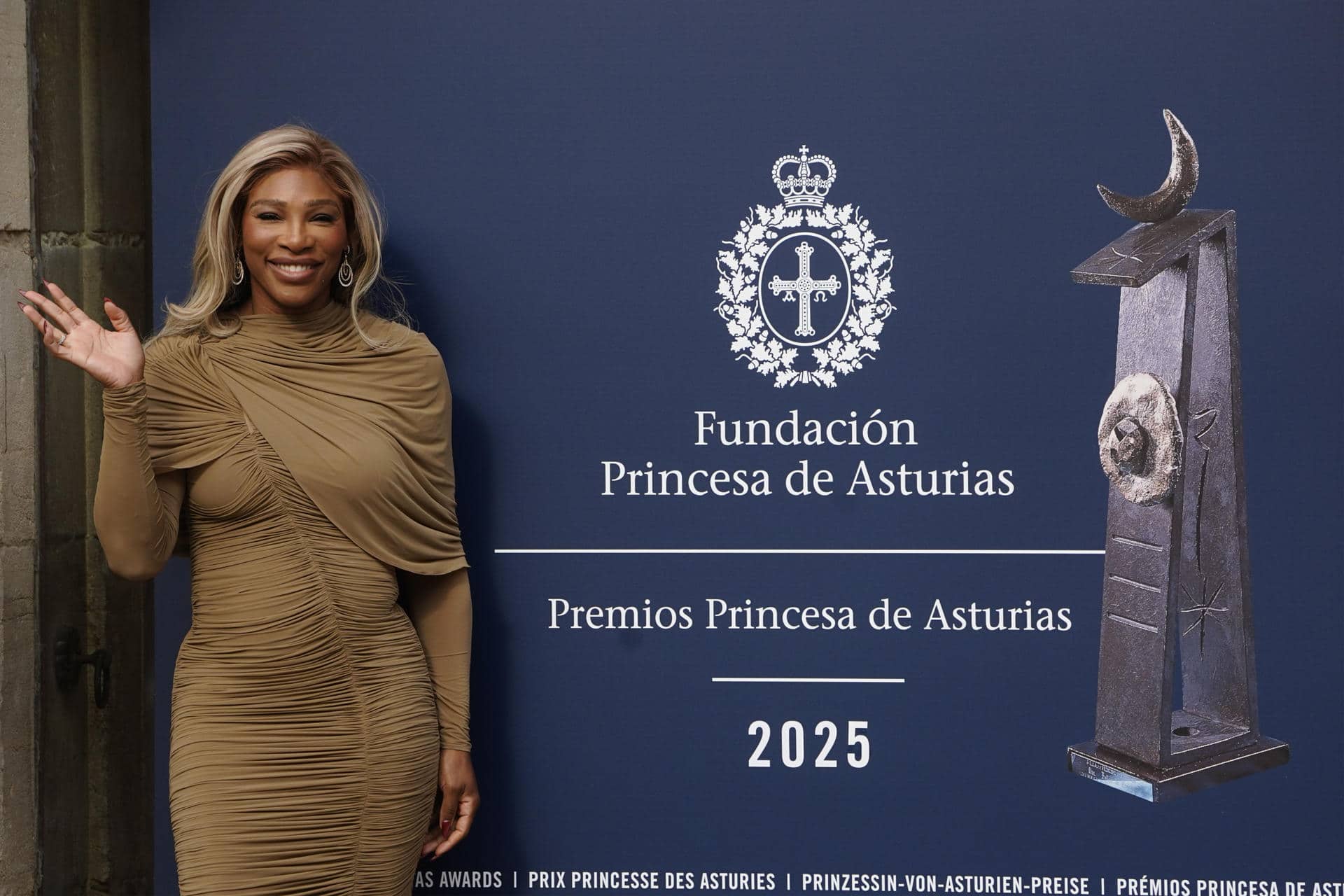 La tenista estadounidense Serena Williams es recibida en Oviedo a la entrada del Hotel de la Reconquista este jueves, el día previo a recoger el Premio Princesa de Asturias de los Deportes 2025. EFE/Paco Paredes