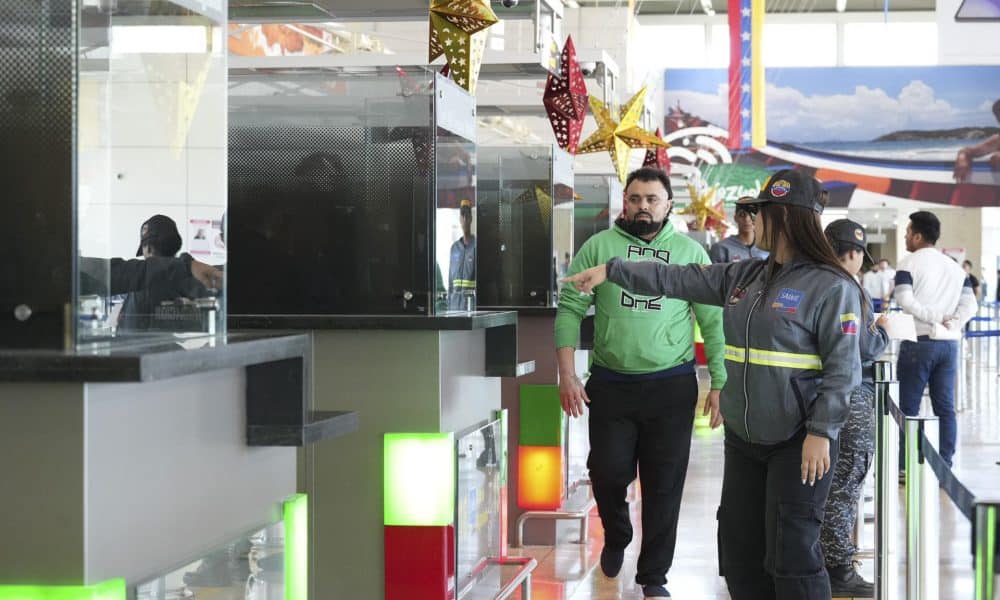 Fotografía cedida este miércoles por Prensa del Ministerio de Interior, Justicia y Paz, donde se observa a funcionarios de migración recibiendo a venezolanos en el aeropuerto internacional Simón Bolívar, en Maiquetia (Venezuela). EFE/Ministerio De Interior, Justicia y Paz