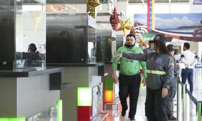 Fotografía cedida este miércoles por Prensa del Ministerio de Interior, Justicia y Paz, donde se observa a funcionarios de migración recibiendo a venezolanos en el aeropuerto internacional Simón Bolívar, en Maiquetia (Venezuela). EFE/Ministerio De Interior, Justicia y Paz