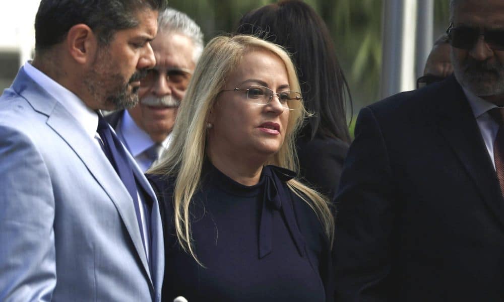 La exgobernadora de Puerto Rico, Wanda Vázquez Garced, sale del Tribunal Federal, en San Juan (Puerto Rico). Imagen de archivo. EFE/ Thais Llorca