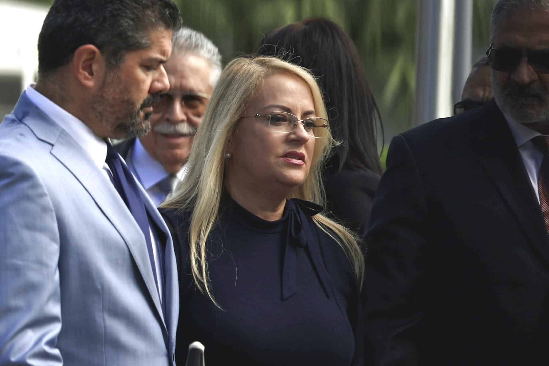 La exgobernadora de Puerto Rico, Wanda Vázquez Garced, sale del Tribunal Federal, en San Juan (Puerto Rico). Imagen de archivo. EFE/ Thais Llorca