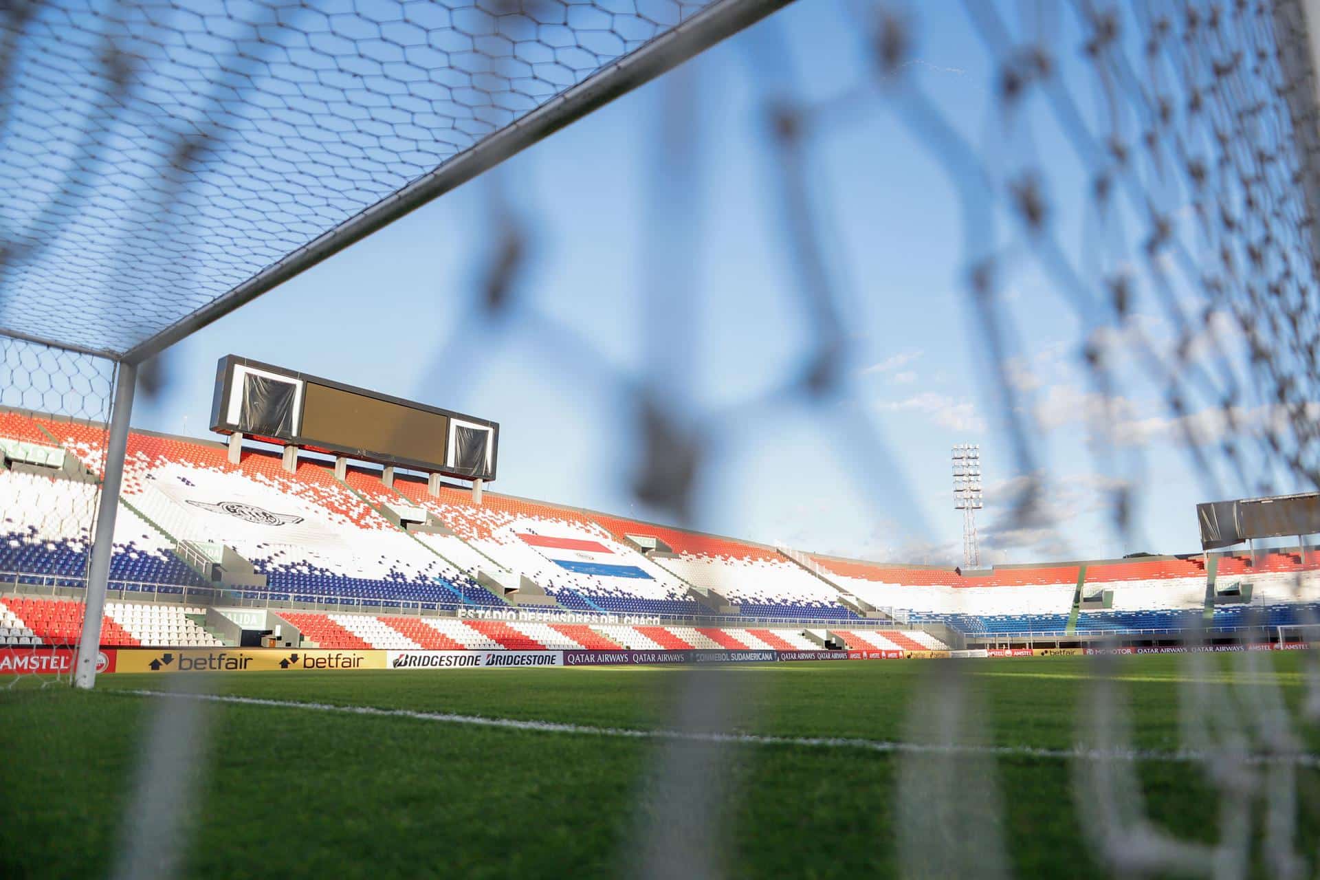 Fotografía del estadio Defensores del Chaco, el más emblemático de Paraguay, que este viernes ha sido elegido por la Conmebol como sede de la final de la edición 24 de la Copa Sudamericana, el 22 de noviembre, entre Lanús y Atlético Mineiro. EFE/Nathalia Aguilar