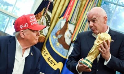 Fotografía de Annabelle Gordon (pool), en la que puede verse en una imagen de archivo del 22 de agosto de 2025 al presidente de Estados Unidos, Donald Trump (i), y de la FIFA, Gianni Infantino (d). EFE