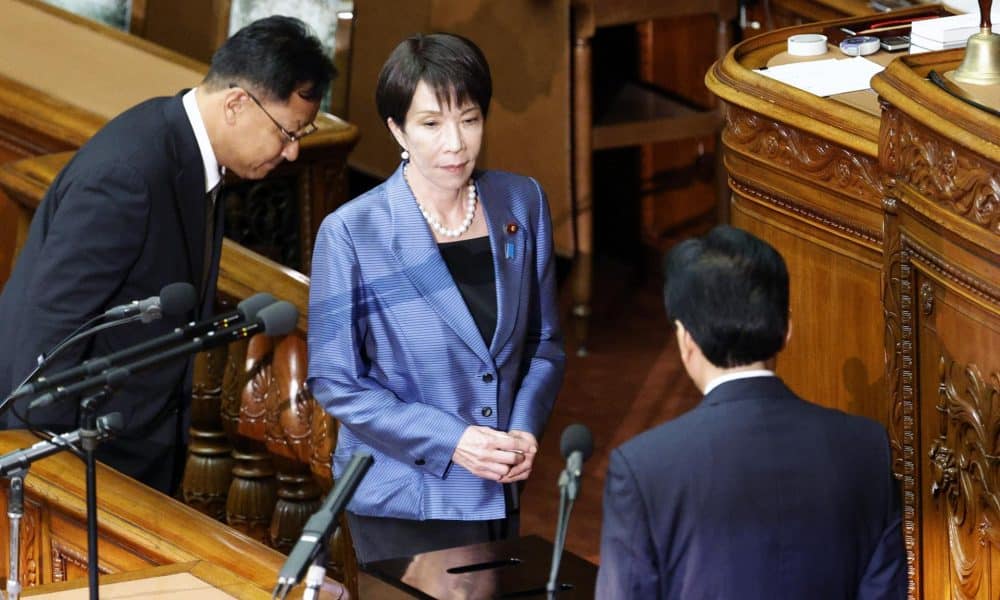 Sanae Takaichi se prepara para emitir su voto en la elección de la primera mujer primera ministra de Japón, durante la asamblea general de una sesión parlamentaria extraordinaria en Tokio, Japón, el 21 de octubre de 2025.  EFE/EPA/FRANCK ROBICHON