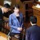 Sanae Takaichi se prepara para emitir su voto en la elección de la primera mujer primera ministra de Japón, durante la asamblea general de una sesión parlamentaria extraordinaria en Tokio, Japón, el 21 de octubre de 2025.  EFE/EPA/FRANCK ROBICHON