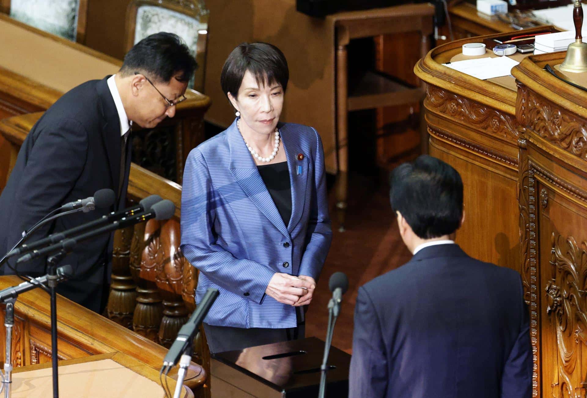 Sanae Takaichi se prepara para emitir su voto en la elección de la primera mujer primera ministra de Japón, durante la asamblea general de una sesión parlamentaria extraordinaria en Tokio, Japón, el 21 de octubre de 2025. EFE/EPA/FRANCK ROBICHON