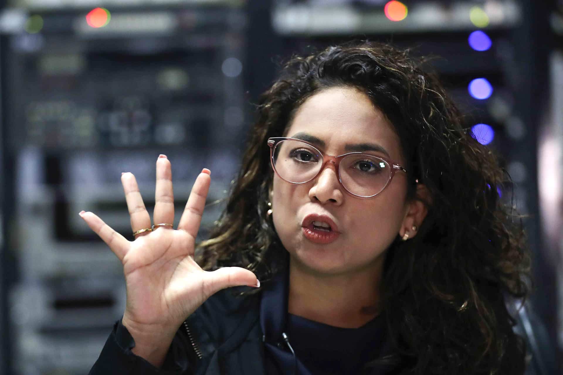 La periodista de investigación Karla Ramírez hablando en una entrevista con EFE, en Lima (Perú). EFE/Paolo Aguilar