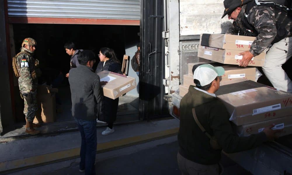 Personas trasladan material electoral este viernes, en La Paz (Bolivia). EFE/Luis Gandarillas