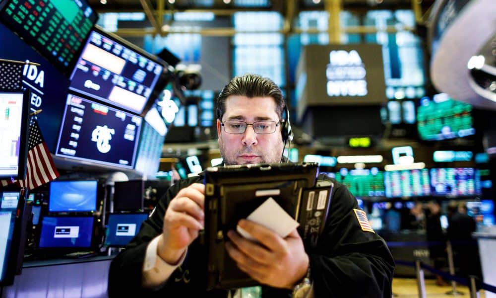 Corredores de bolsa trabajan en la Bolsa de Nueva York (EE.UU.), en una fotografía de archivo. EFE/Justin Lane