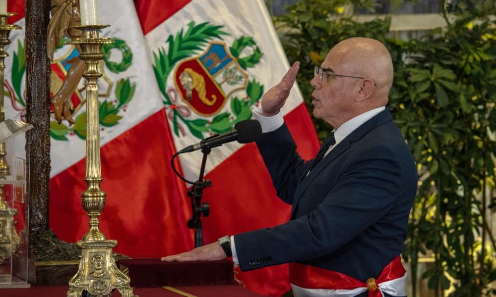 El primer ministro de Perú, Ernesto Álvarez Miranda, fue captado el pasado 14 de octubre al jurar a su cargo, en el Palacio de Gobierno de Lima (Perú). EFE/John Reyes