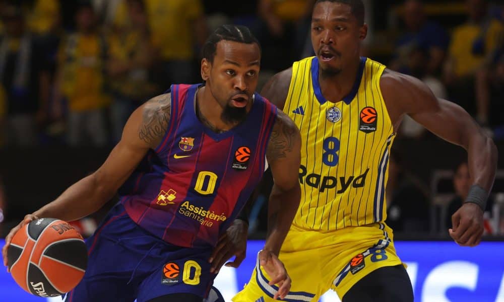 Kevin Punter (i), del Barcelona, trata de superar a Lonnie Walker IV (d) del Maccabi Tel Aviv, durante el partido de la Euroliga que ambos equipos jugaron el 14 de octubre en Belgrado. EFE/EPA/ANDREJ CUKIC