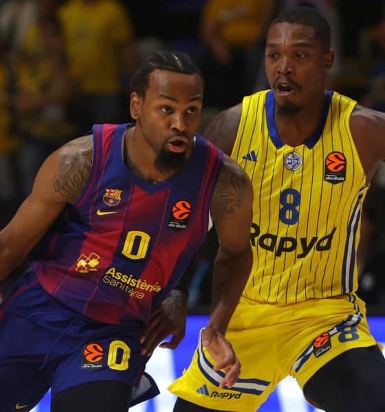 Kevin Punter (i), del Barcelona, trata de superar a Lonnie Walker IV (d) del Maccabi Tel Aviv, durante el partido de la Euroliga que ambos equipos jugaron el 14 de octubre en Belgrado. EFE/EPA/ANDREJ CUKIC