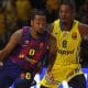 Kevin Punter (i), del Barcelona, trata de superar a Lonnie Walker IV (d) del Maccabi Tel Aviv, durante el partido de la Euroliga que ambos equipos jugaron el 14 de octubre en Belgrado. EFE/EPA/ANDREJ CUKIC