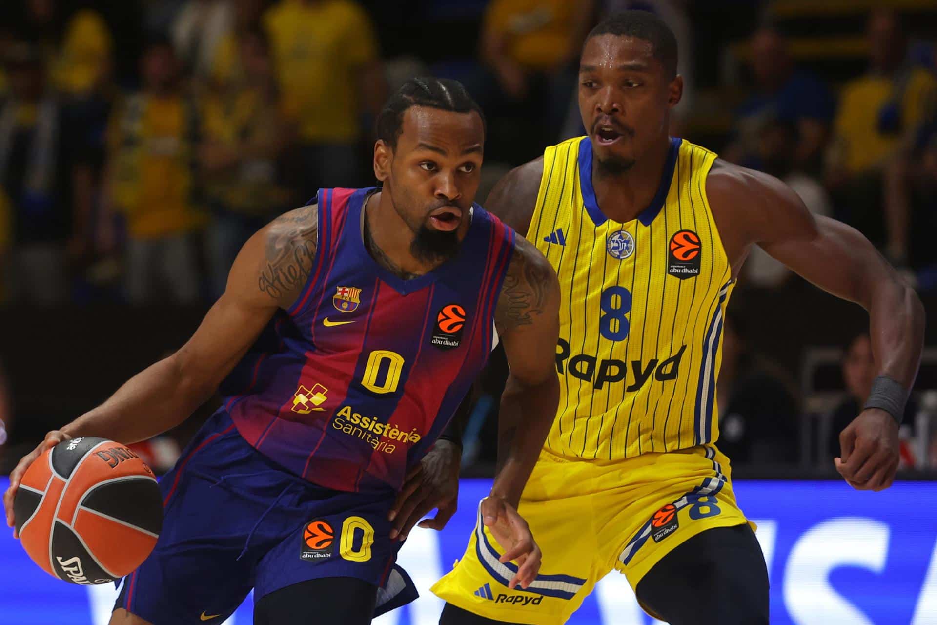 Kevin Punter (i), del Barcelona, trata de superar a Lonnie Walker IV (d) del Maccabi Tel Aviv, durante el partido de la Euroliga que ambos equipos jugaron el 14 de octubre en Belgrado. EFE/EPA/ANDREJ CUKIC