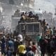 Palestinos alrededor de camiones con ayuda humanitaria. EFE/HAITHAM IMAD