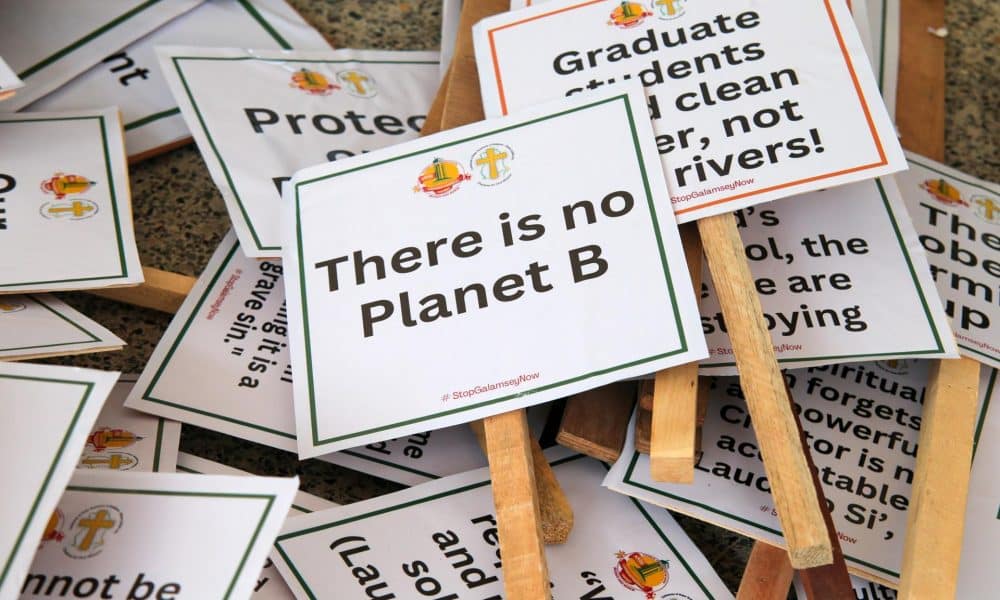 Imagen de archivo de carteles en inglés pidiendo proteger el futuro del planeta de las múltiples fuentes de contaminación. EFE/EPA/CHRISTIAN THOMPSON