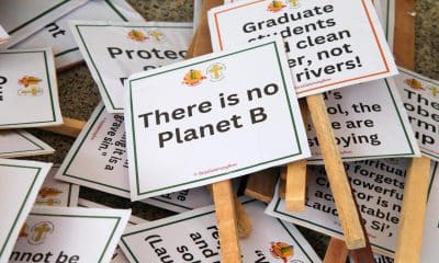 Imagen de archivo de carteles en inglés pidiendo proteger el futuro del planeta de las múltiples fuentes de contaminación. EFE/EPA/CHRISTIAN THOMPSON