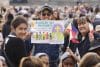 Peregrinos con banderas de Filipinas sostienen un cartel del "Jubileo de los migrantes" al asistir este domingo a la misa oficiada por el papa León XIV con motivo del Jubileo dedicado al mundo misionero y de los migrantes, en la Plaza de San Pedro del Vaticano. EFE/EPA/FABIO FRUSTACI
