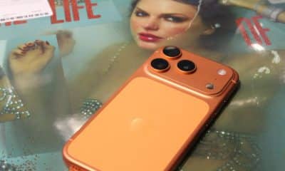 Fotografía que muestra un iPhone 17 Pro color 'naranja cósmico' sobre un vinilo de 'The Life of a Showgirl' de Taylor Swift este viernes, en Nueva York (Estados Unidos). EFE/ Sarah Yáñez-Richards