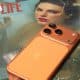 Fotografía que muestra un iPhone 17 Pro color 'naranja cósmico' sobre un vinilo de 'The Life of a Showgirl' de Taylor Swift este viernes, en Nueva York (Estados Unidos). EFE/ Sarah Yáñez-Richards