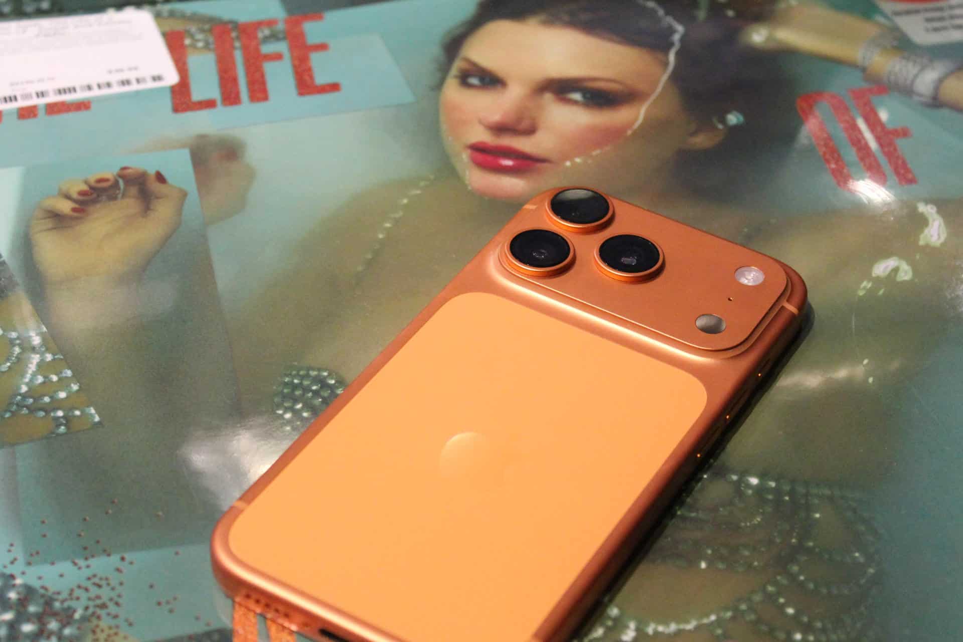 Fotografía que muestra un iPhone 17 Pro color 'naranja cósmico' sobre un vinilo de 'The Life of a Showgirl' de Taylor Swift este viernes, en Nueva York (Estados Unidos). EFE/ Sarah Yáñez-Richards