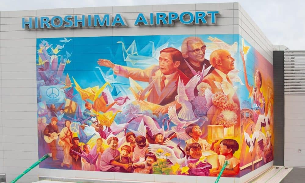 Inauguración del "Mural de la amistad México-Hiroshima: Por un mundo sin armas nucleares' realizado por los artistas mexicanos Adry del Rocío y Carlos Alberto GH dedicado a las víctimas de ataques nucleares y a los Nobel de la Paz de Japón y México, Alfonso García Robles y la organización Nihon Hidankyo, por su contribución a su abolición, en el 80 aniversario de los bombardeos contra las urbes japonesas, este miércoles en el aeropuerto de Hiroshima. EFE/ Comité Ejecutivo del Mural de la Amistad México-Hiroshima/SOLO USO EDITORIAL/SOLO DISPONIBLE PARA ILUSTRAR LA NOTICIA QUE ACOMPAÑA (CRÉDITO OBLIGATORIO)