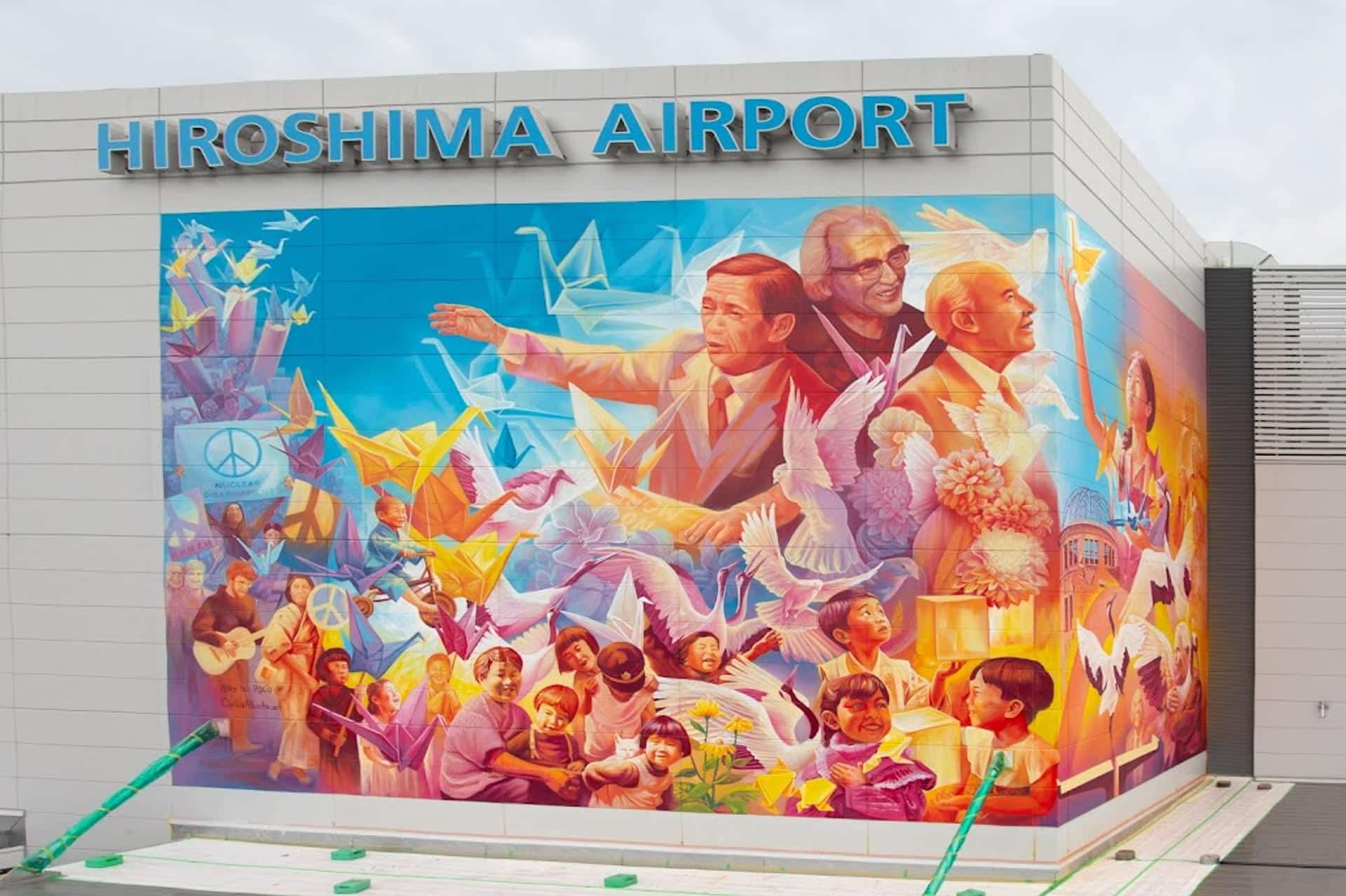 Inauguración del "Mural de la amistad México-Hiroshima: Por un mundo sin armas nucleares' realizado por los artistas mexicanos Adry del Rocío y Carlos Alberto GH dedicado a las víctimas de ataques nucleares y a los Nobel de la Paz de Japón y México, Alfonso García Robles y la organización Nihon Hidankyo, por su contribución a su abolición, en el 80 aniversario de los bombardeos contra las urbes japonesas, este miércoles en el aeropuerto de Hiroshima. EFE/ Comité Ejecutivo del Mural de la Amistad México-Hiroshima/SOLO USO EDITORIAL/SOLO DISPONIBLE PARA ILUSTRAR LA NOTICIA QUE ACOMPAÑA (CRÉDITO OBLIGATORIO)
